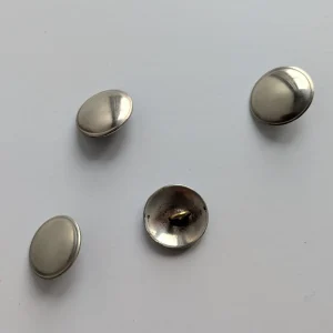 Knapp i vit metall 20mm