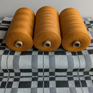 Bomullsgarn 30/2 specialinfärgad gul, rulle ca 250g